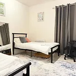 Cottage 25 Mins To Central With Free Parking & Large Garden