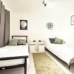 Cottage 25 Mins To Central With Free Parking & Large Garden