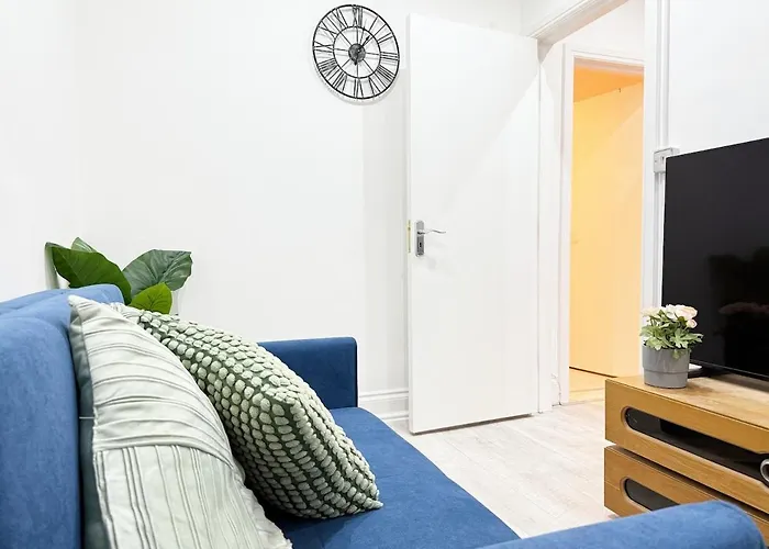 Cottage 25 Mins To Central With Free Parking & Large Garden