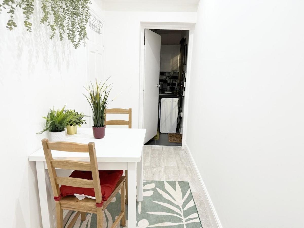 25 Mins To With Free Parking & Large Garden Londra