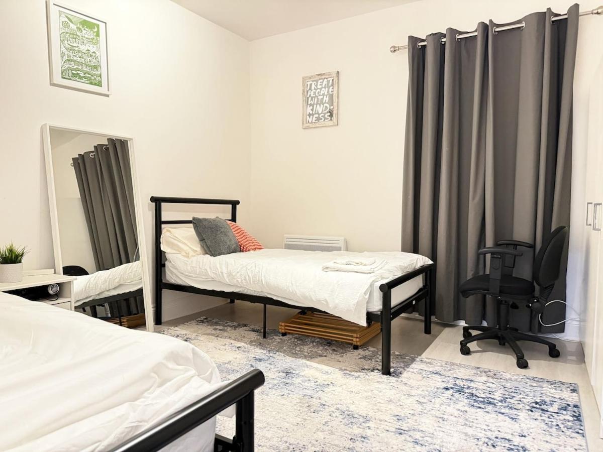 25 Mins To With Free Parking & Large Garden Apartment *