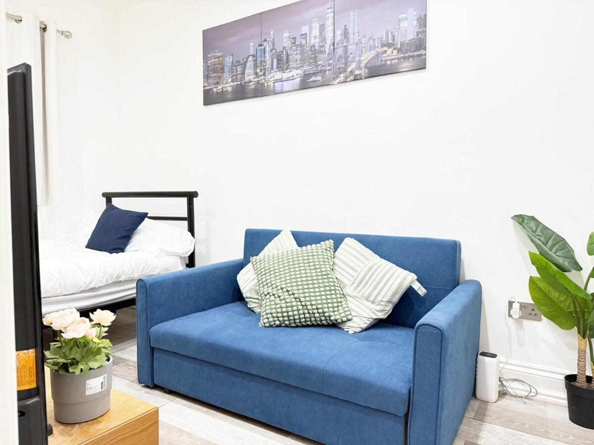 25 Mins To With Free Parking & Large Garden Apartment London