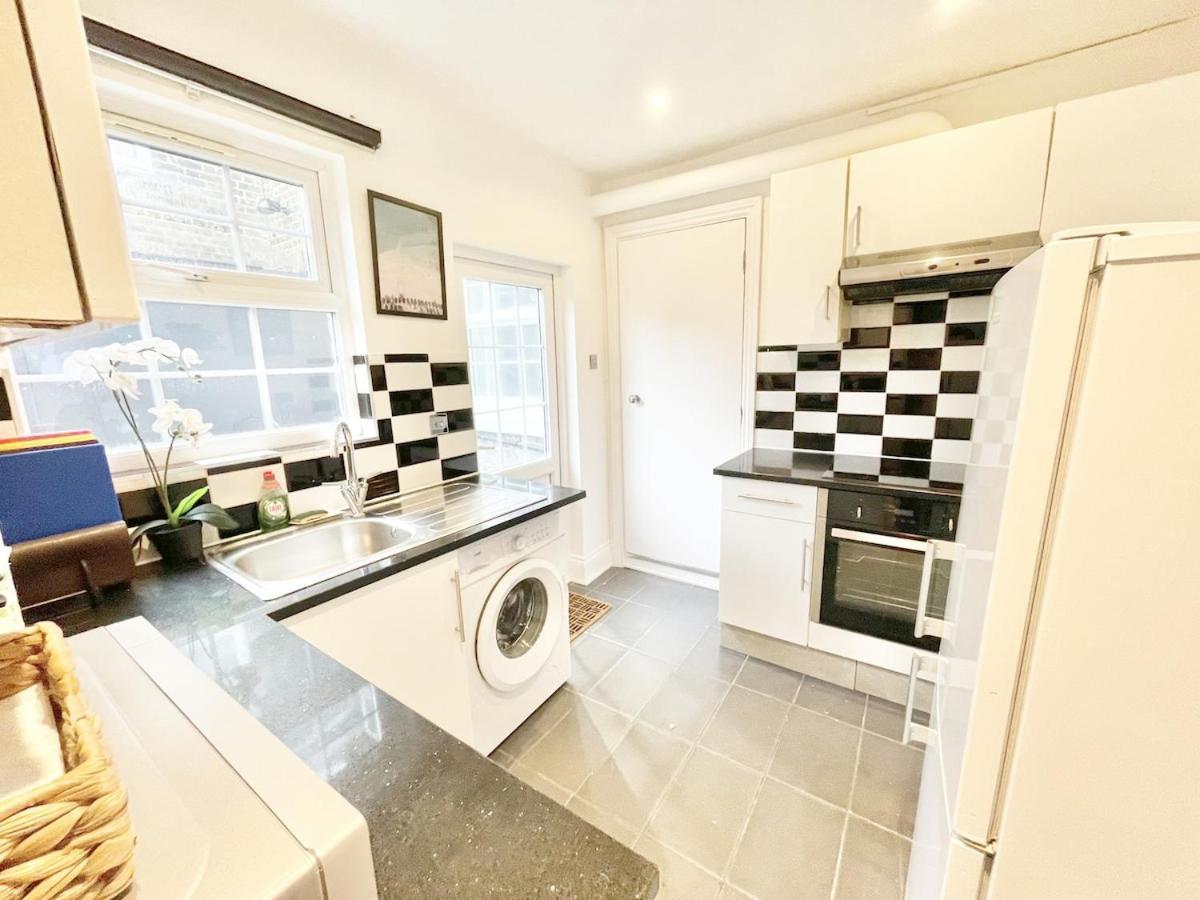 25 Mins To With Free Parking & Large Garden Apartment *