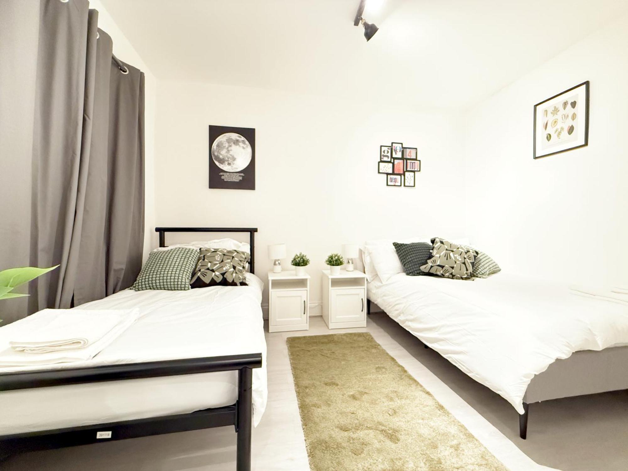 25 Mins To With Free Parking & Large Garden Appartamento *