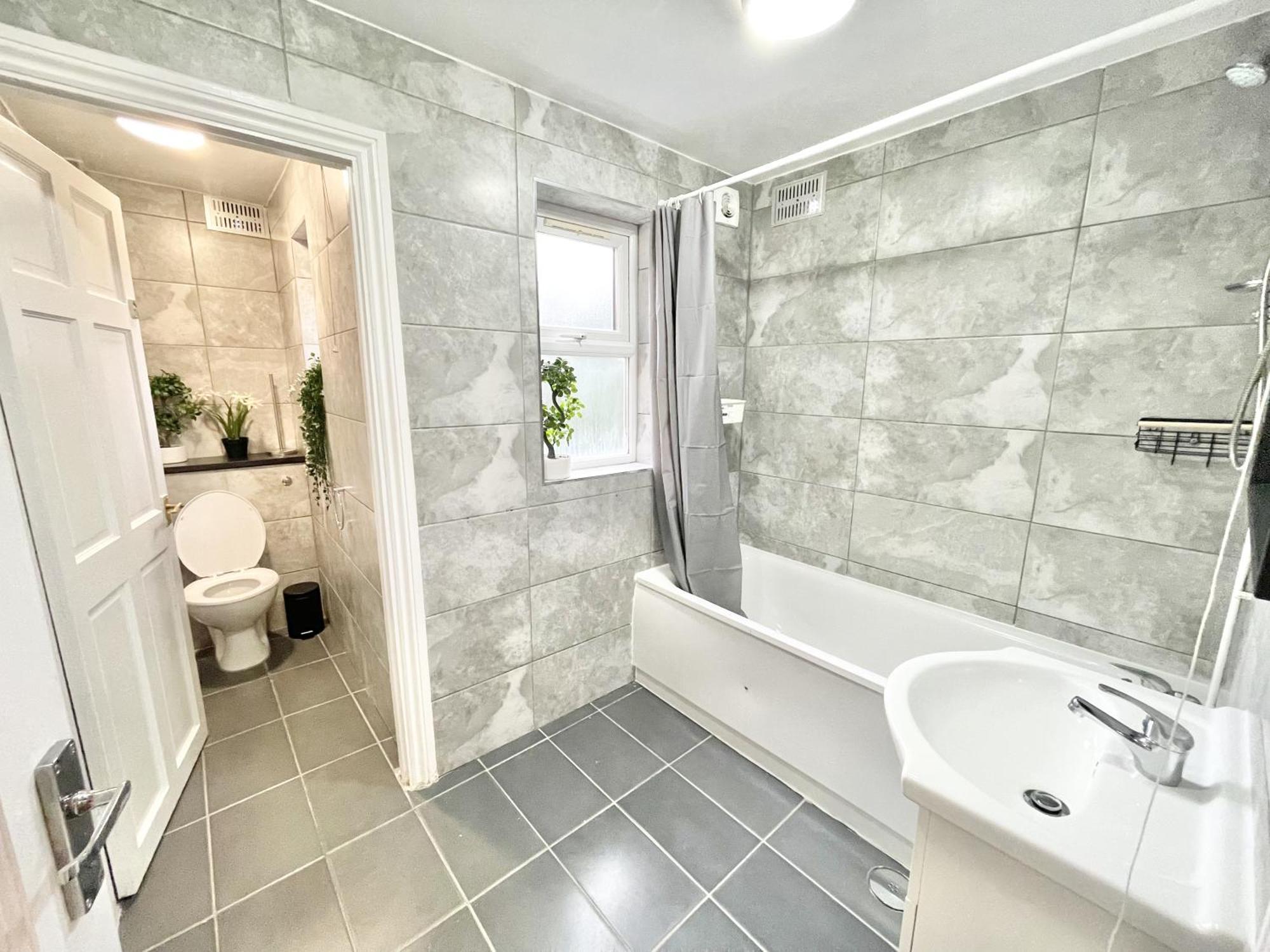 25 Mins To With Free Parking & Large Garden Londra