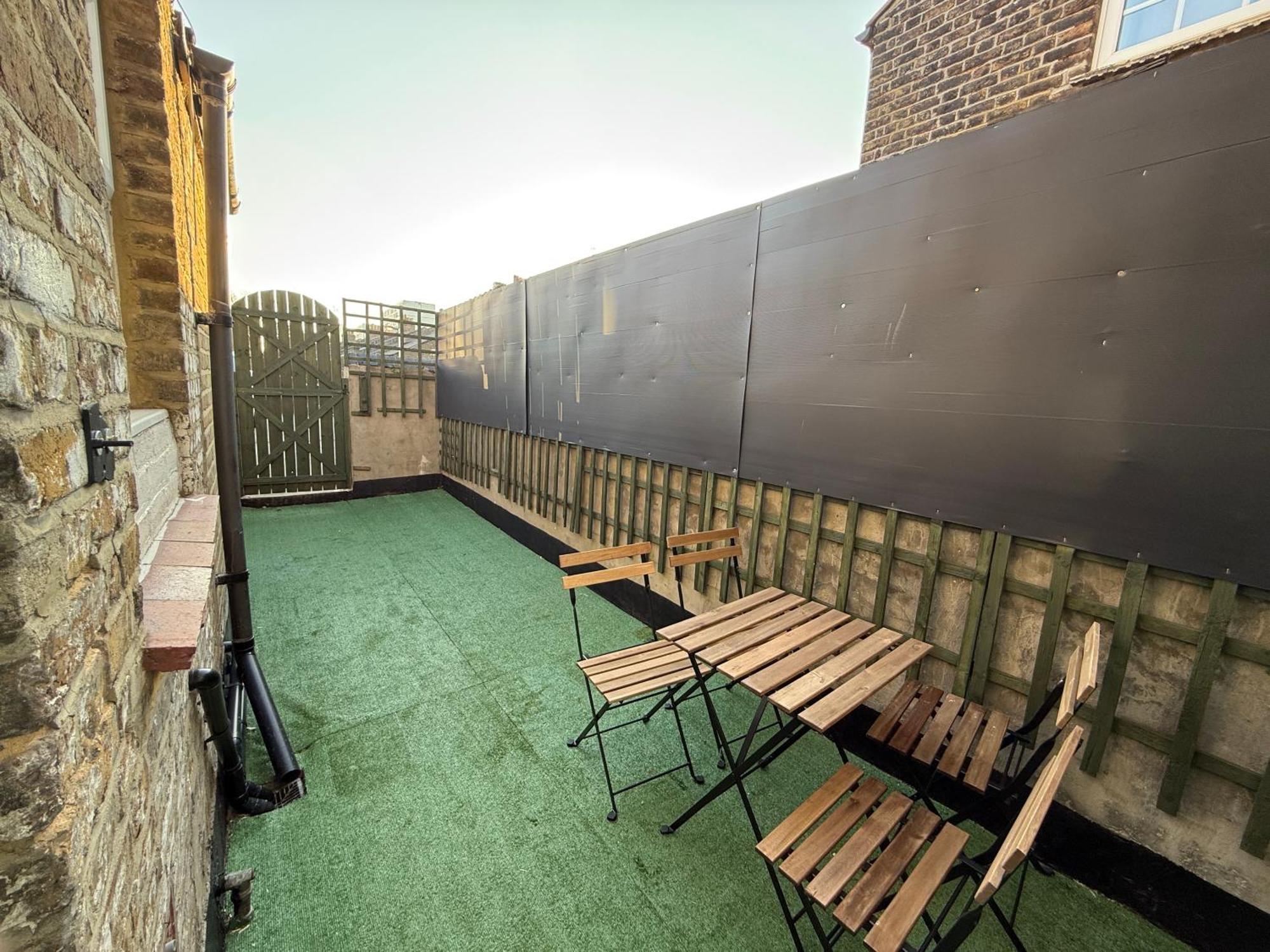 25 Mins To With Free Parking & Large Garden Appartamento *